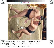 Chiyotaikai wins at autumn sumo tourney