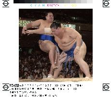 Kaio beats Tosanoumi at autumn sumo tourney