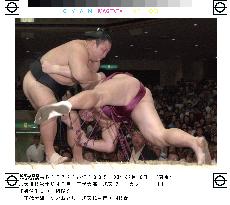 Chiyotaikai beats Kyokutenho
