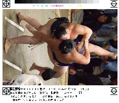 Asashoryu storms into pole position at autumn sumo