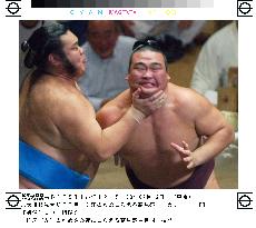 Takamisakari wins over Toki at autumn sumo