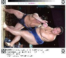 Kaio defeated by Tochinonada at autumn sumo