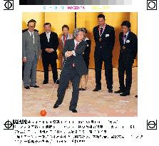 (1)Koizumi cheers top athletes