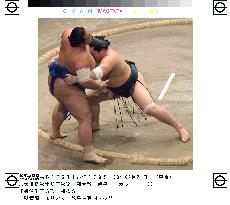 Asashoryu celebrates title win by whipping Kaio at autumn sumo