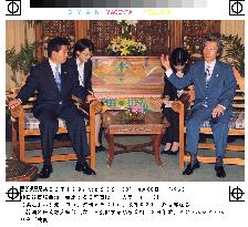 (2)Koizumi, Roh agree to seek early 6-way talks on N. Korea nukes