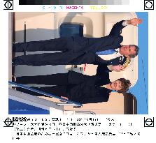 (1)Bush arrives in Tokyo