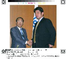 Nomo visits Sakai mayor