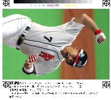 Hawks' Iguchi hits 2-run homer in Japan Series