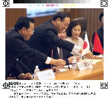 (1)Japan, China hold economic talks to promote trade