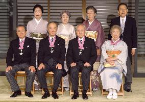 (1)Emperor decorates four with Order of Culture