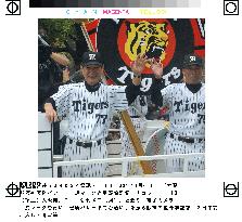 (2)Tigers join parade to celebrate winning CL pennant