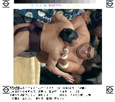 Musashimaru triumphs on 1st day at Kyushu sumo