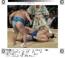 Kaio loses 1st-day bout at Kyushu sumo