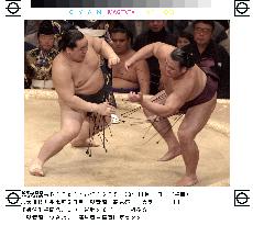 (2)Asashoryu bounces back, Maru falls at Kyushu sumo