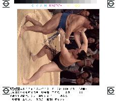 Yokozuna Ashashoryu beats No. 3 maegashira Tamanoshima
