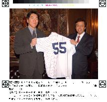 Matsui visits Japanese consulate general in N.Y.