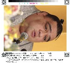 (2)Musashimaru announces retirement