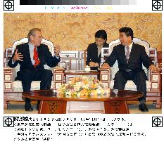 (2)Rumsfeld meets President Roh in Seoul