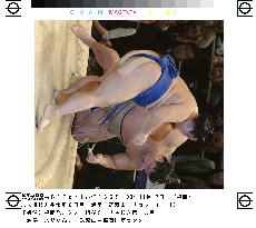 Kaio beats Musoyama at Kyushu sumo