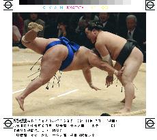 Asashoryu maintains 8-1 at Kyushu sumo