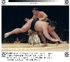 (1)Chiyotaikai slaps down Tochiazuma at Kyushu sumo