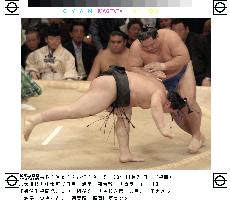 (2)Asashoryu, Tochi both fall at Kyushu sumo