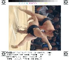 Asashoryu beats Chiyotaikai at Kyushu sumo