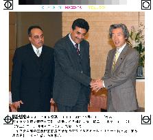 (1)Koizumi meets with exile to get information on Iraq