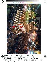 (1)Crowds flock to Chichibu night festival