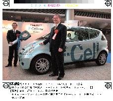 DaimlerChrysler delivers fuel-cell car to Tokyo Gas