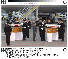 (3)Bodies of diplomats return to Japan with relatives
