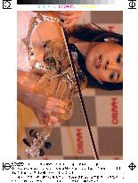 (2)World's first glass-made violin unveiled