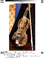 (1)World's first glass-made violin unveiled
