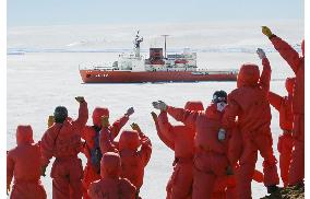 Icebreaker Shirase arrives in Antarctica