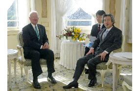 (2)Koizumi promises substantial debt reduction for Iraq