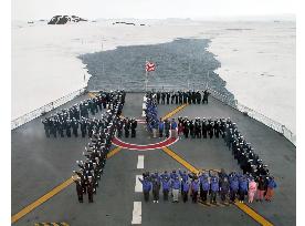 Japan's Antarctic expedition greets New Year's Day