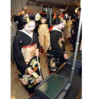 Maiko dancers resume work after New Year recess