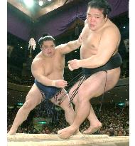 Yokozuna hopeful Tochiazuma rocked at New Year sumo