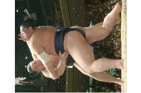 Yokozuna Asashoryu wins at New Year sumo