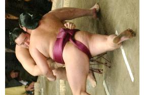 Asashoryu grabs pole position at New Year Sumo