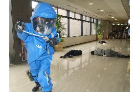 (2)Narita airport holds terror drill