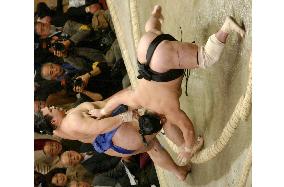 Ozeki Kaio suffers loss at New Year sumo