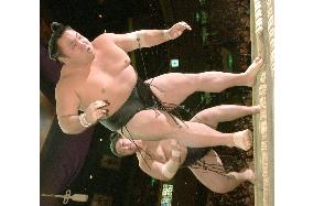 Chiyotaikai suffers loss at New Year sumo