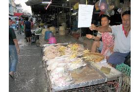 Consumers shun buying chickens in Bangkok market