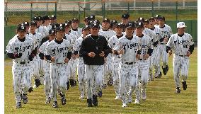 (1)Japan's pro baseball teams kick off spring training