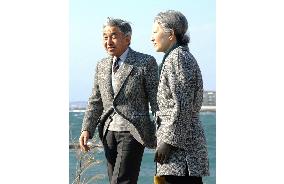 (2)Emperor Akihito, Empress Michiko in Hayama