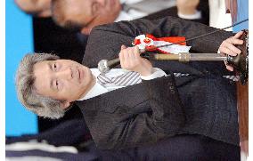 Koizumi determined to settle territorial row with Russia