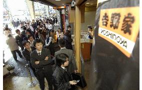 Customers line up for last 'gyudon' at Yoshinoya outlets