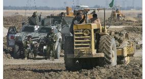 GSDF's lodging site in Samawah being built