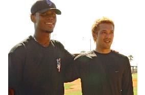 (2)Mets' Matsui practices with Reyes